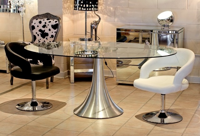 table-salle-à-manger-matériau-verre-idée-originale-forme-ovale-chaise-cuir