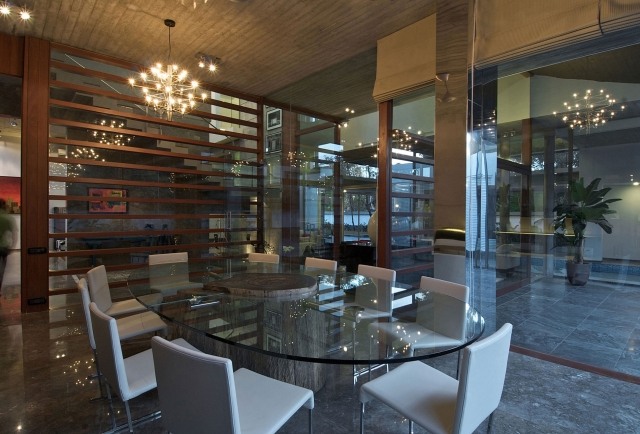 table-salle-à-manger-matériau-verre-idée-originale-forme-ovale-chaises-blanches