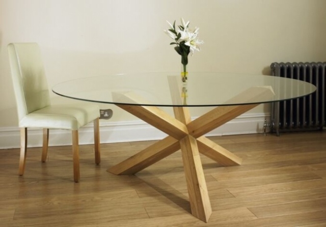 table-salle-à-manger-matériau-verre-idée-originale-forme-ovale-support-bois