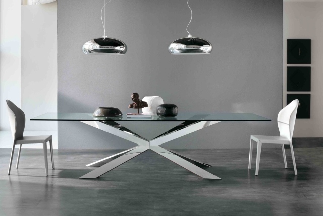 table-salle-à-manger-matériau-verre-idée-originale-forme-rectangulaire-chaises-blanches-lampes-plafond