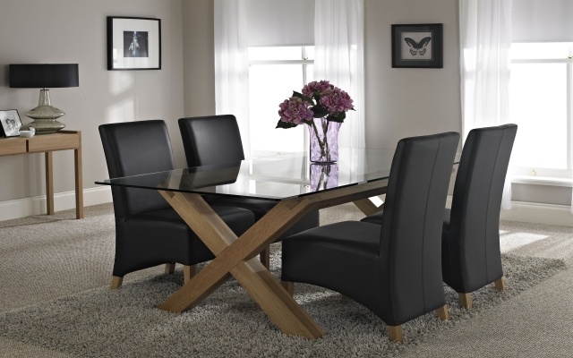 table-salle-à-manger-matériau-verre-idée-originale-forme-rectangulaire-chaises-noires