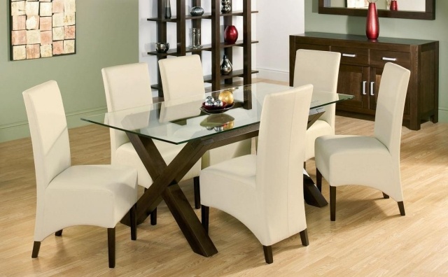 table-salle-à-manger-matériau-verre-idée-originale-forme-rectangulaires-chaises-blanches-parquet-flottant
