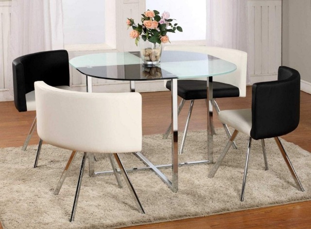 table-salle-à-manger-matériau-verre-idée-originale-noir-blanc-chaise-tapis-rectangulaire