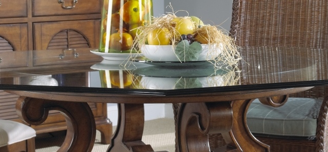 table salle à manger matériau-verre-idée-originale-support-ornements-bois