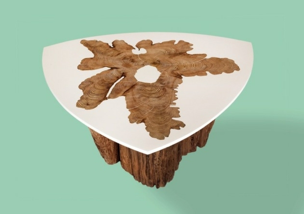 table sublime plastique moulu autour d'un tronc
