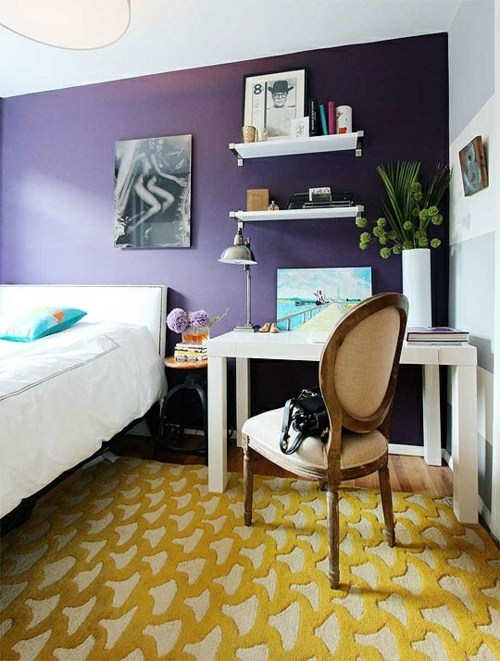tapis accents jaunes chambre mur violet
