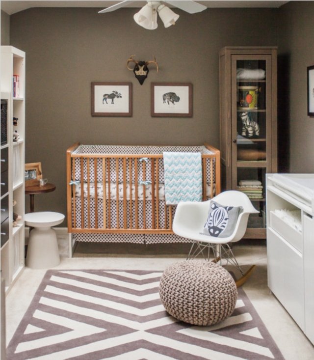 tapis-chambre-bébé-blanc-gris-rectangulaire-pouf-gris-tricoté tapis chambre bébé