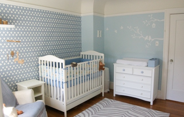tapis-chambre-bébé-blanc-motifs-gris-clair-zèbre
