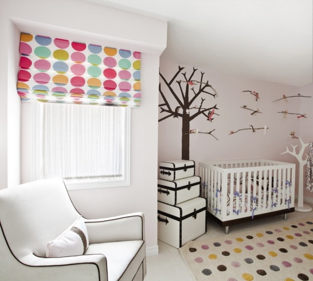 tapis-chambre-bébé-blanc-pois-multicolores-mobilier-élégant-blanc