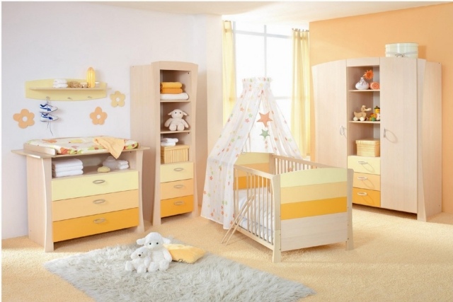 tapis-chambre-bébé-blanc-shaggy-mobilier-accents-jaunes