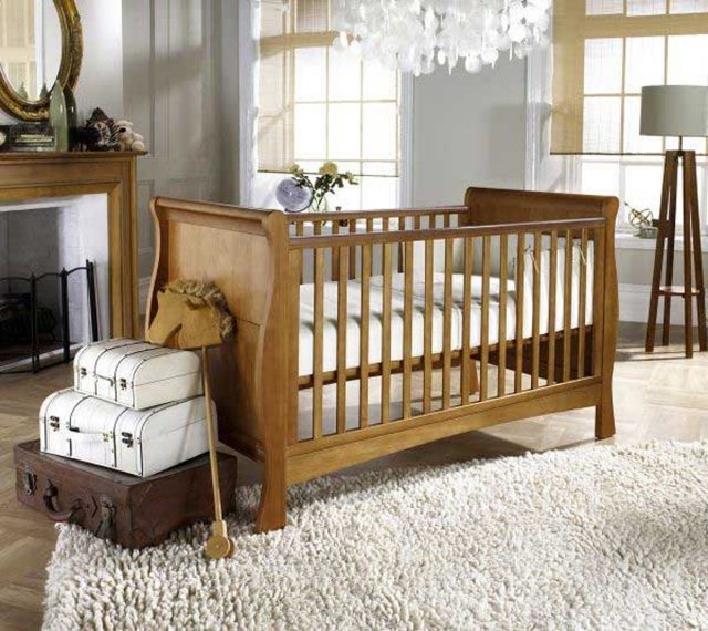 tapis-chambre-bébé-blanc-élégant-lit-bébé-bois