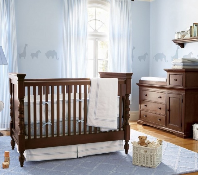 tapis-chambre-bébé-bleu-clair-motifs-géométriques-blancs-fins-mobilier-bois