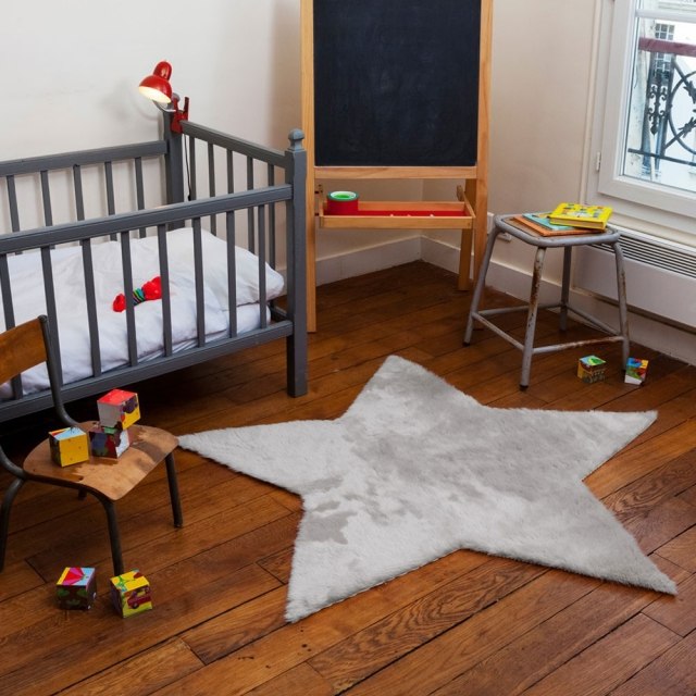 tapis-chambre-bébé-forme-étoile-gris-clair-lit-bébé-gris