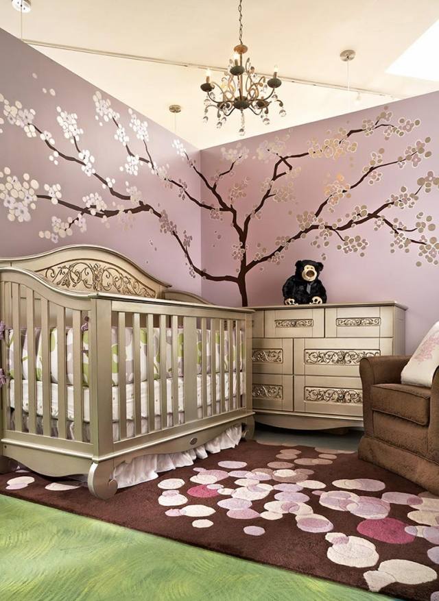 tapis-chambre-bébé-marron-motifs-blanc-rose-sticker-mural-arbre-fleurs tapis chambre bébé