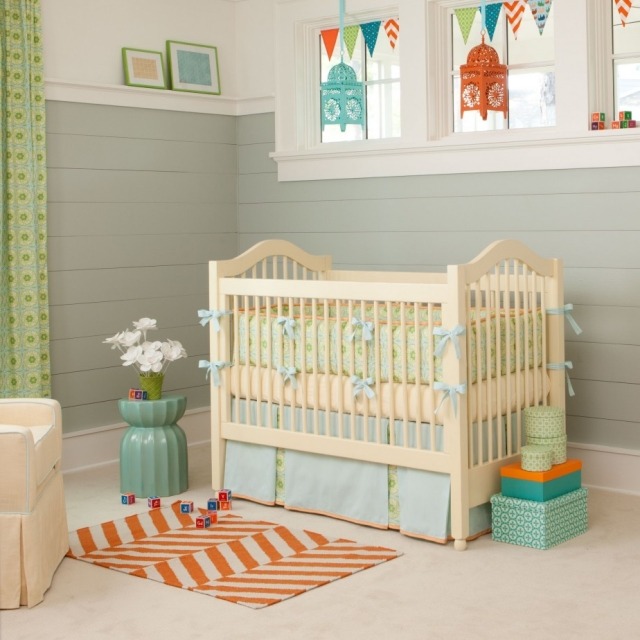 tapis-chambre-bébé-orange-motifs-blancs-accents-bleu-pâle tapis chambre bébé