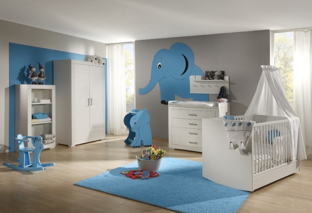 tapis-chambre-bébé-petit-bleu-clair-lit-bébé-mobilier-blanc-murs-gris-clair tapis chambre bébé