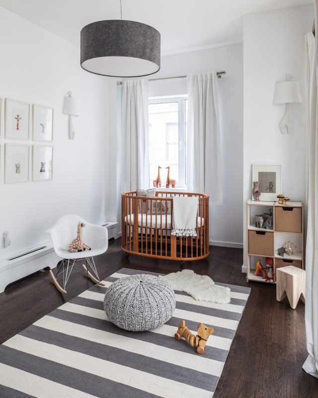 tapis-chambre-bébé-rayures-blanches-grises-chaise-blanche-suspension-grise-élégante