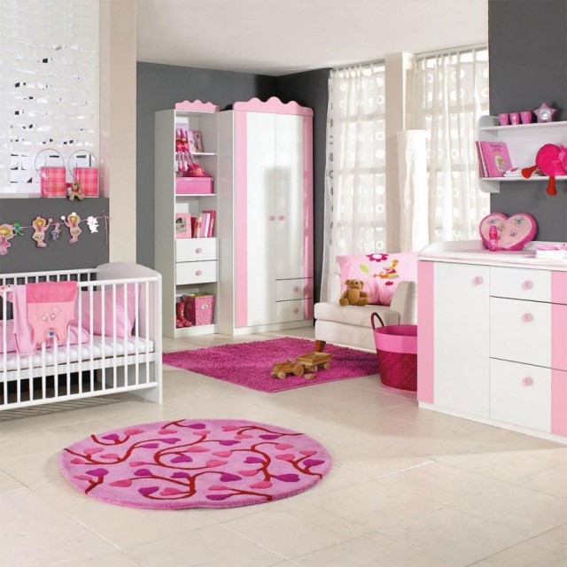 tapis-chambre-bébé-rond-rose-motifs-couleur-cyclamen-mobilier-blanc-rose tapis chambre bébé