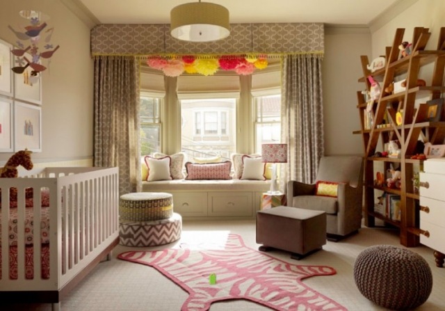 tapis-chambre-bébé-rose-blanc-motifs-zèbre-coussins-blanc-rose-rideaux-bige-motifs tapis chambre bébé