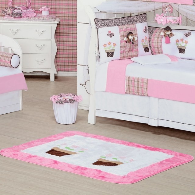tapis-chambre-bébé-rose-blanc-rectangulaire tapis chambre bébé