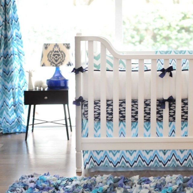 tapis-chambre-bébé-shaggy-gris-blanc-bleu-rideaux-bleus tapis chambre bébé