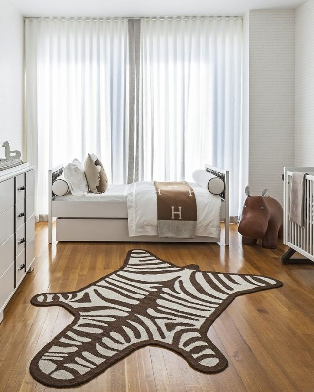 tapis-chambre-bébé-zèbre-marron-blanc-revêtement-sol-bois tapis chambre bébé