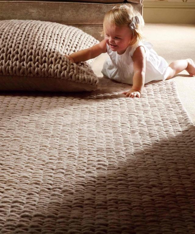 tapis-laine-couleur-beige-élégant-coussin tapis laine