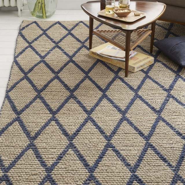 tapis-laine-gris-élégant-noué-motifs-géométriques-bleus