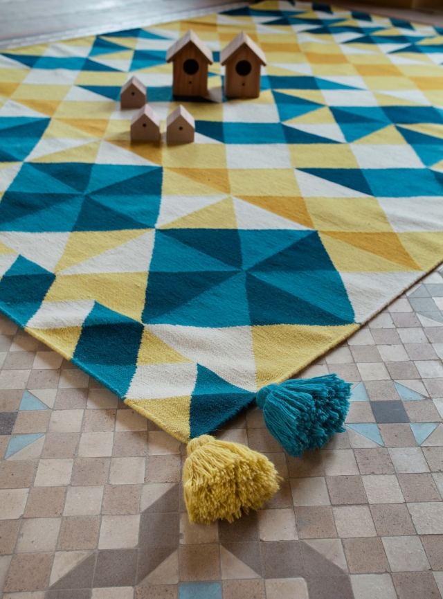 tapis-laine-motifs-géométriques-jaune-blanc-bleu-glands-décoratifs