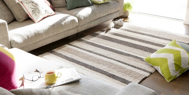 tapis-laine-rayures-grises-blanches-beiges-canapé-gris-coussins tapis laine