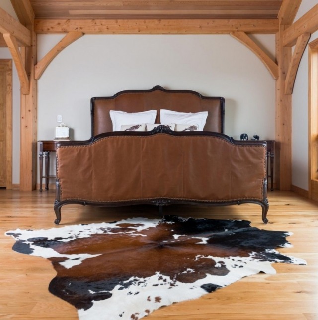tapis-peau-vache-marron-blanc-noir-chambre-coucher-lit-marron tapis peau de vache
