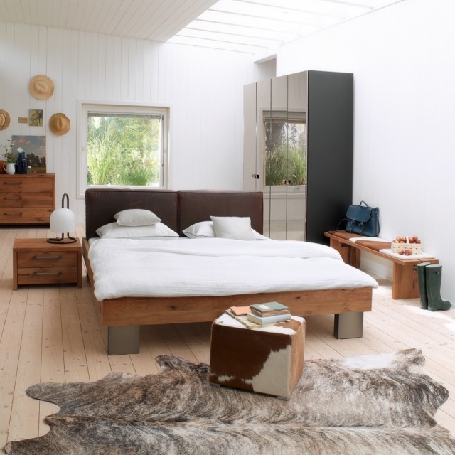 tapis-peau-vache-marron-motifs-noirs-chambre-coucher-mobilier-élégant-bois tapis peau de vache