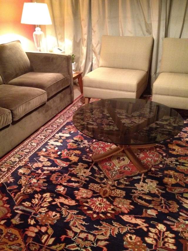 tapis-persan-idée-originale-fauteuils-blanc-cuir