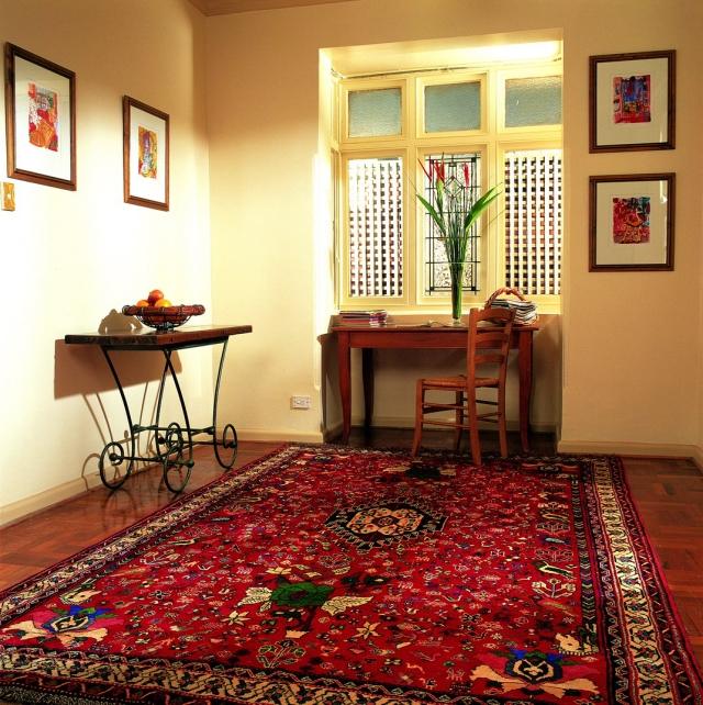 tapis-persan-idée-originale-forme-rectangulaire-couleur-rouge