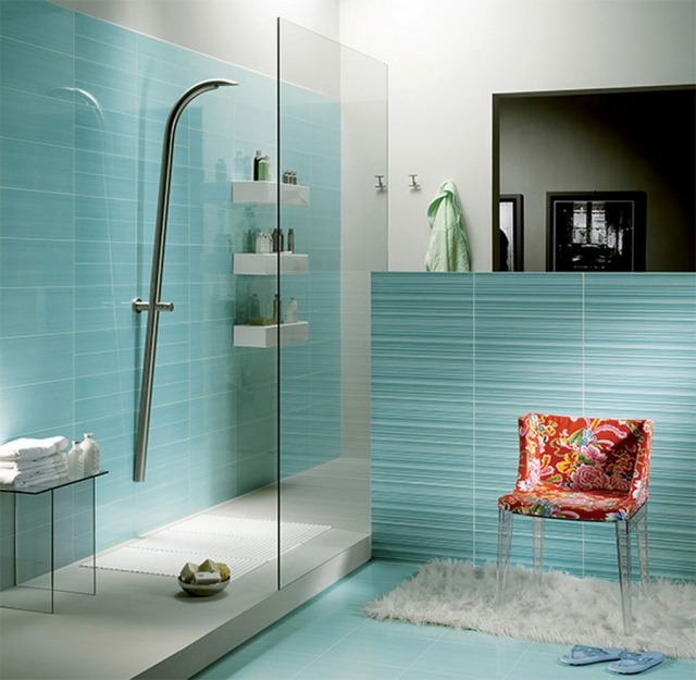 tapis-salle-bains-blanc-shaggy-murs-bleu-clair-chaise-bariolée