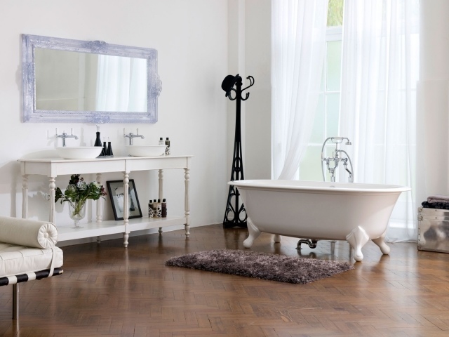 tapis-salle-bains-petit-gris-élégant-baignoire-blanche tapis de salle de bains