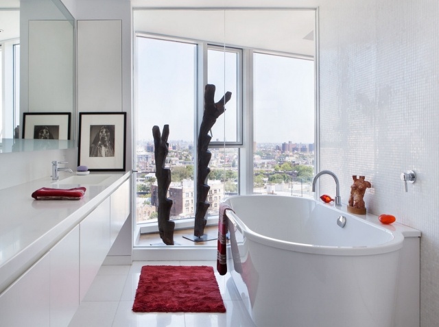 tapis-salle-bains-rouge-élégant-petit-baignoire-blanche tapis de salle de bains