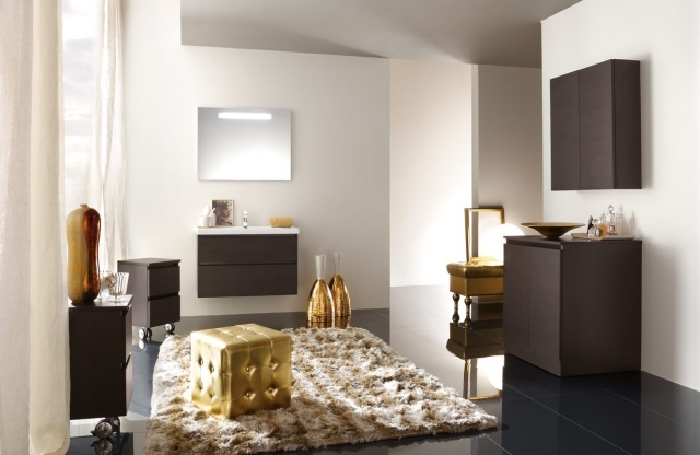 tapis-salle-bains-shaggy-élégant-beige-mobilier-bois-sombre tapis de salle de bains