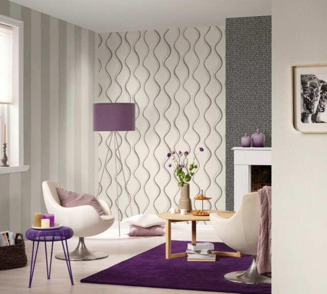 tapis-violet-intérieur-blanc-épuré-élégant-table-basse-bois tapis violet