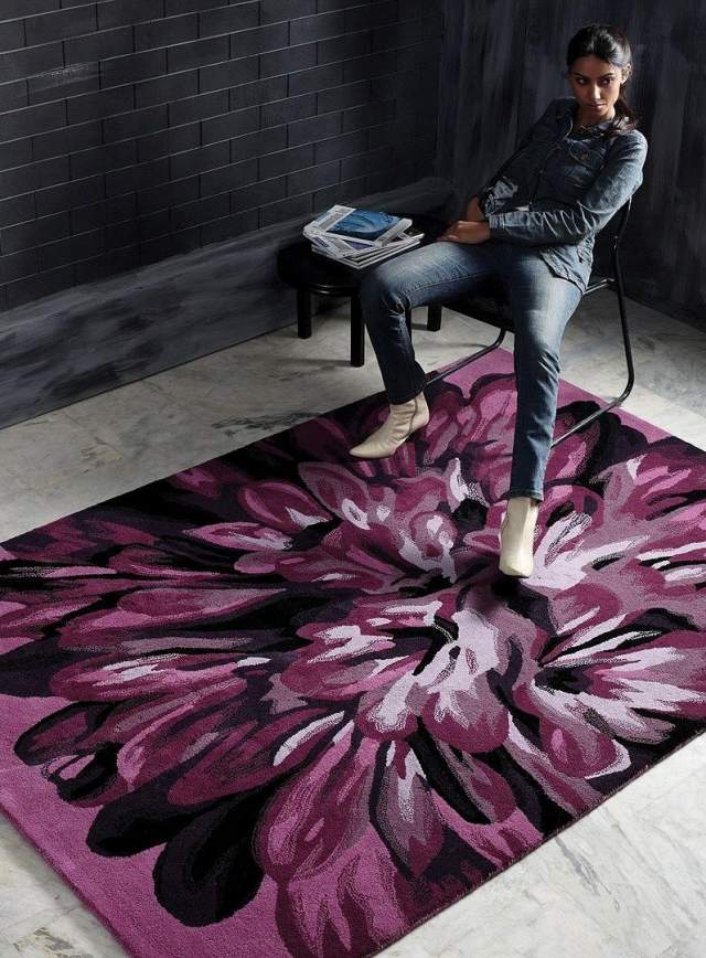 tapis-violet-motifs-floraux-noir-blanc-intérieur-sombre tapis violet