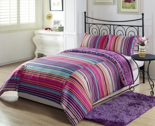 tapis-violet-petit-rectangulaire-chambre-coucher-literie-rayures tapis violet