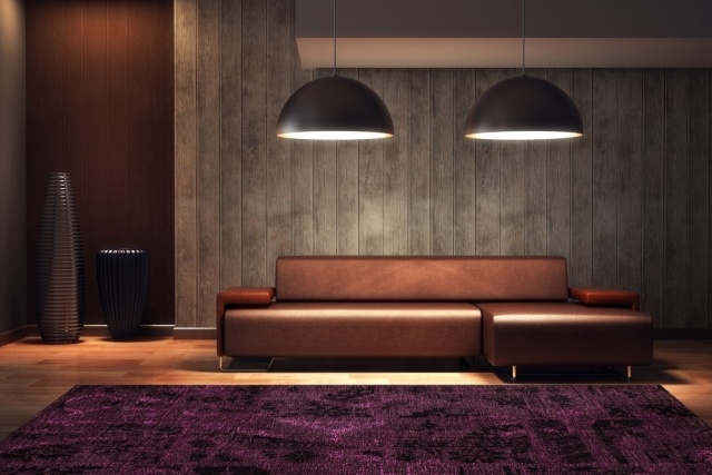tapis-violet-salon-intérieur-sombre-canapé-cuir-marron-murs-aspect-bois-gris tapis violet
