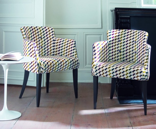 tissus-ameublement-chaises-blanches-motifs-géométriques-multicolores