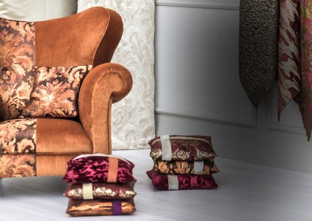 tissus-ameublement-marron-motifs-floraux-coussins-décoratifs tissus d'ameublement