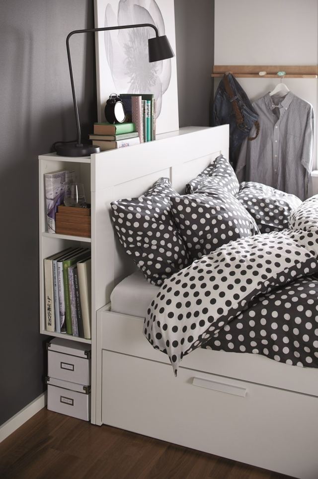 tête de lit tête-lit-rangement-blanche-livres-lampe-chevet-noire