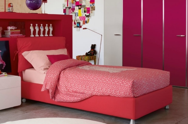 tête-lit-rangement-chambre-fille-rose-étagères-statuttes