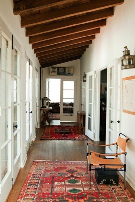 Deux tapis pour couvrir ce beau couloir  trésors familiaux bois maison