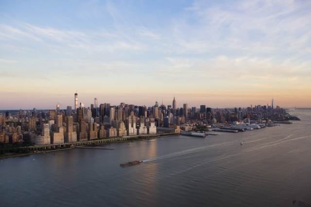 La fameuse île de Manhattan vue depuis le fleuve gratte-ciel urbain