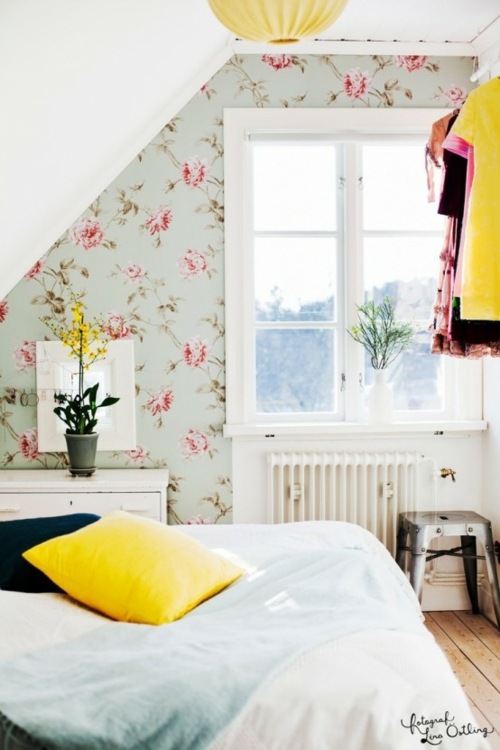 zoom chambre coucher accents jaune papier peint fleurs