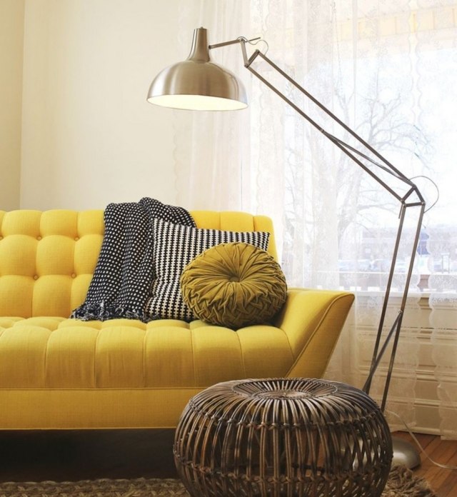 éclairage-salon-idée-originale-lampe-sol-canape-jaune